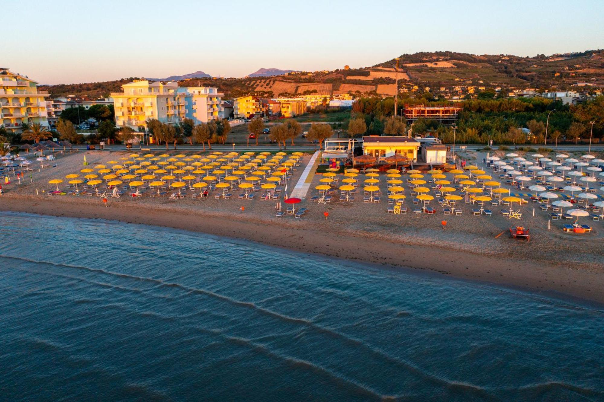 Hotel Holiday Martinsicuro Exterior foto