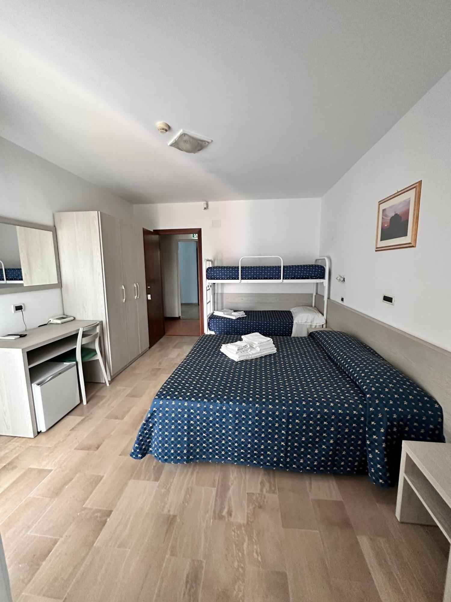 Hotel Holiday Martinsicuro Zimmer foto