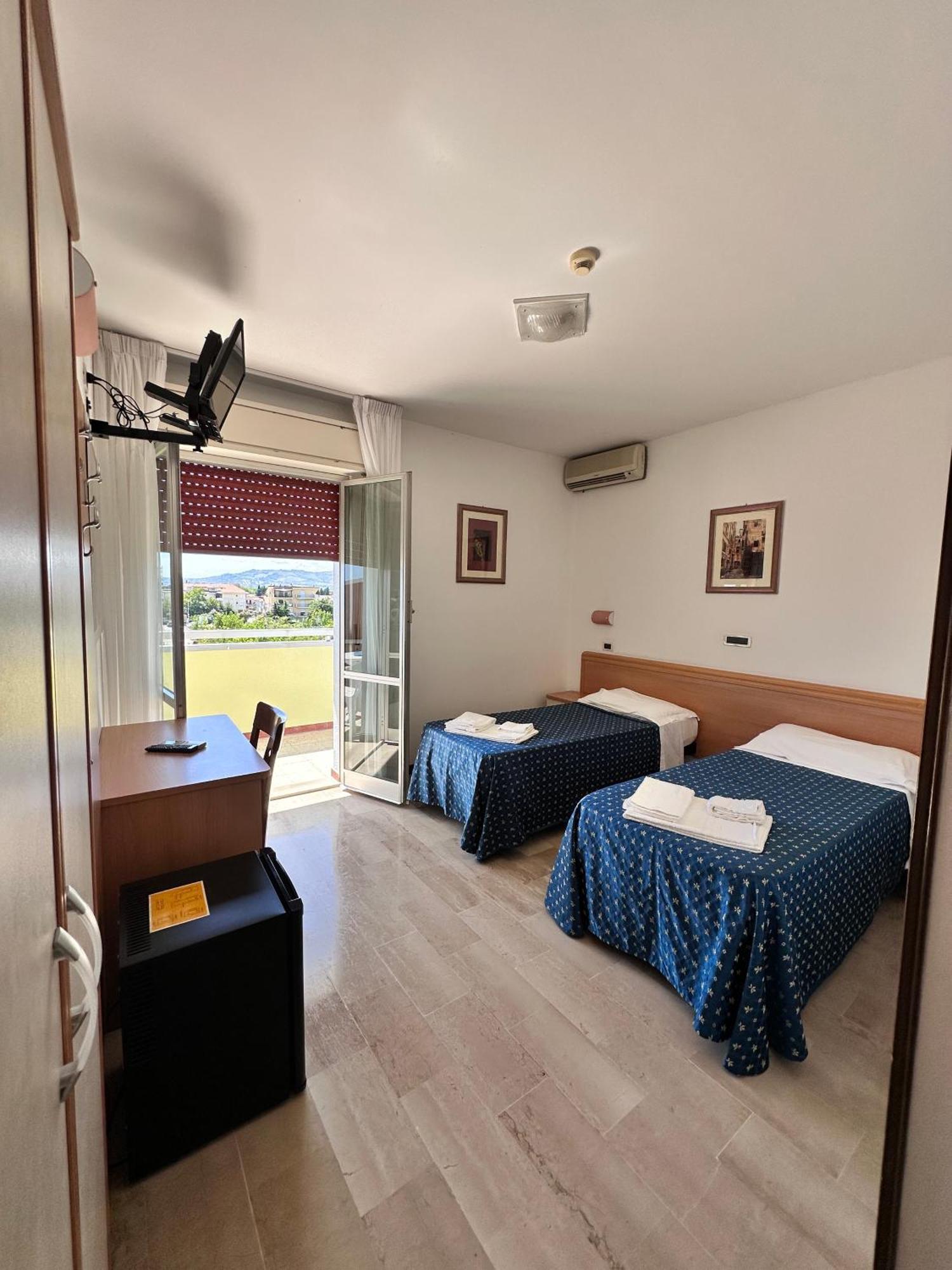Hotel Holiday Martinsicuro Zimmer foto