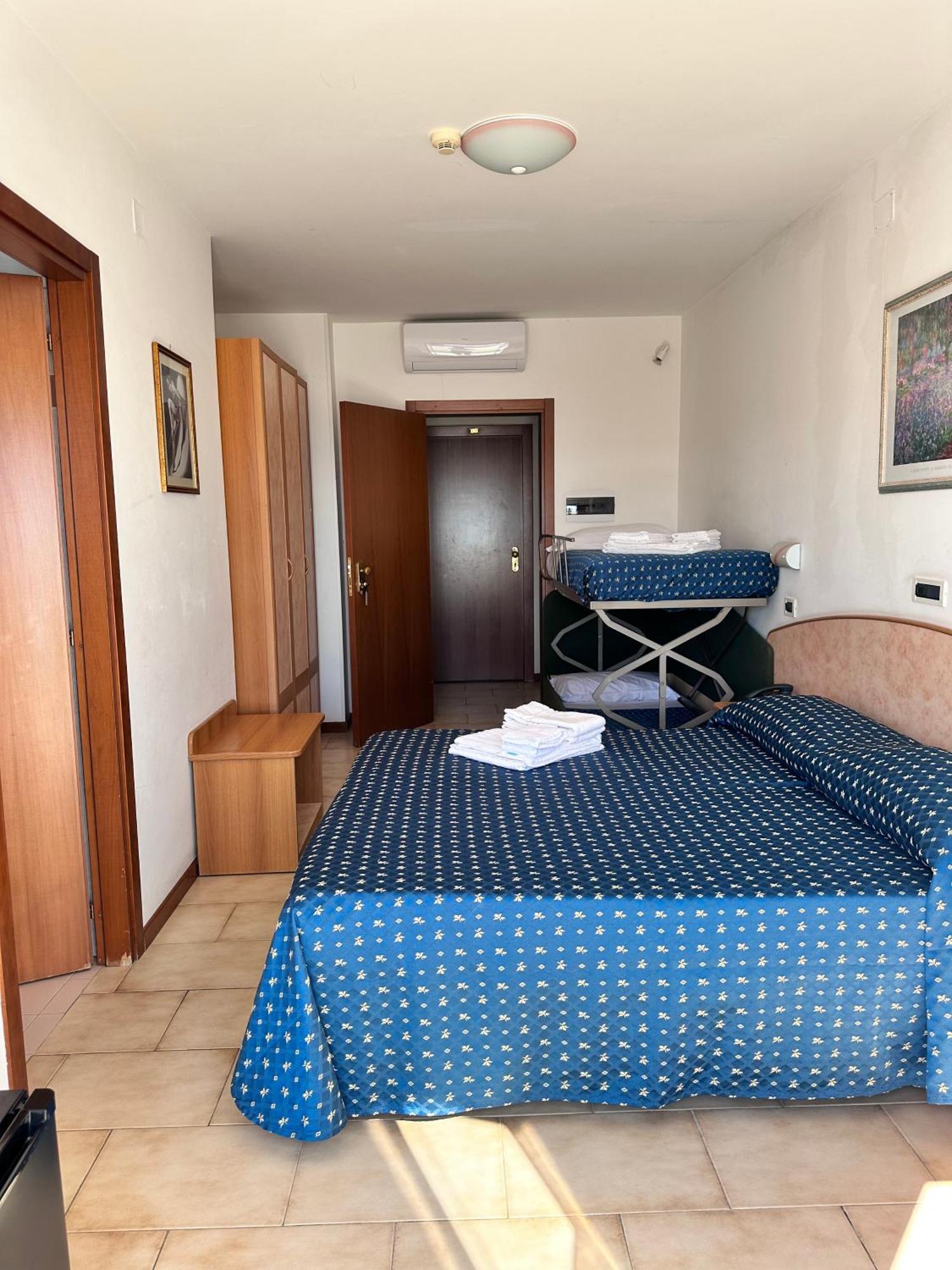 Hotel Holiday Martinsicuro Zimmer foto
