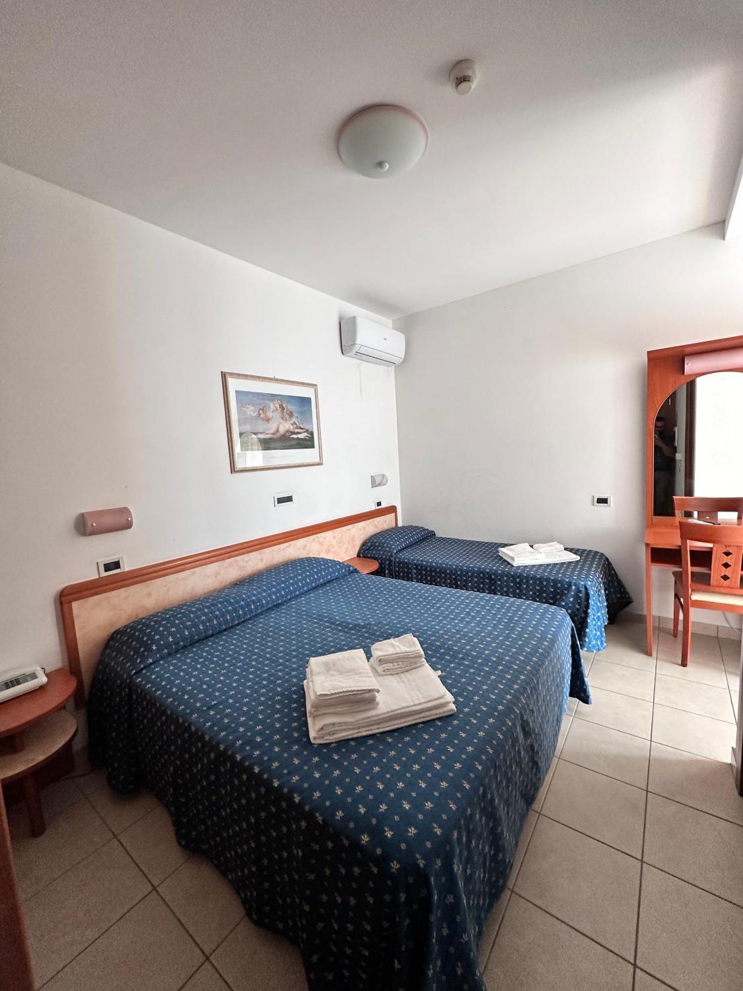 Hotel Holiday Martinsicuro Zimmer foto