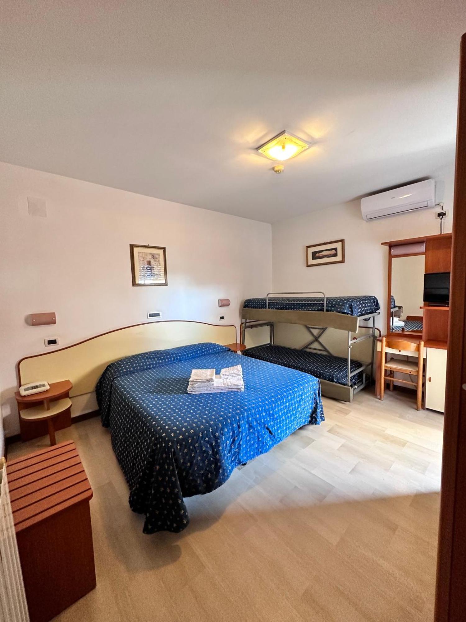 Hotel Holiday Martinsicuro Zimmer foto