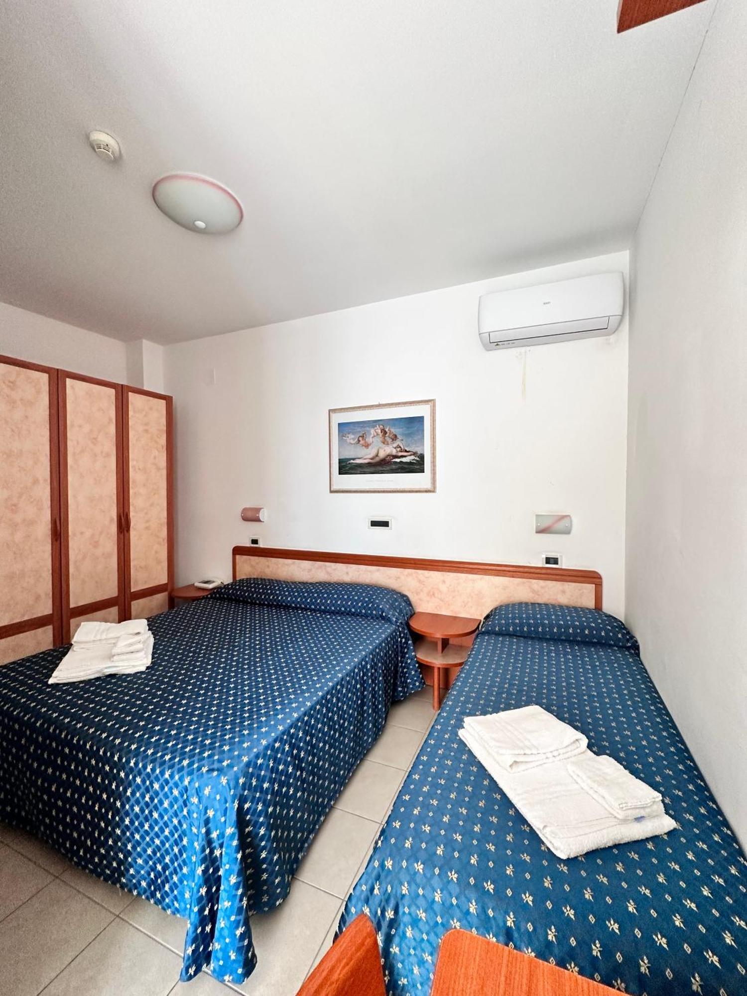 Hotel Holiday Martinsicuro Zimmer foto